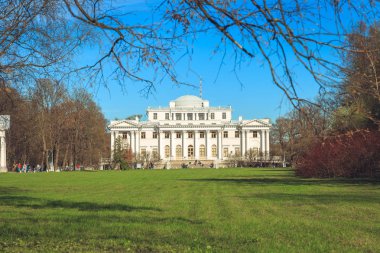 Elagin Palace St. Petersburg bahar bir parkta Elagin adada