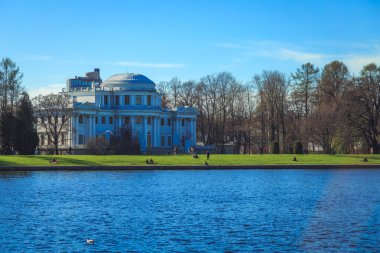 Elagin Palace St. Petersburg bahar bir parkta Elagin adada