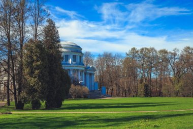 Elagin Palace St. Petersburg bahar bir parkta Elagin adada