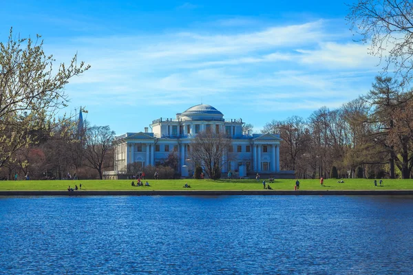 Elagin Palace St. Petersburg bahar bir parkta Elagin adada