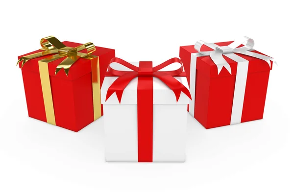 Τρία Χριστουγεννιάτικα παρόντες κουτιά δώρων δεμένα με κορδέλες που απομονώνονται σε λευκό — Φωτογραφία Αρχείου