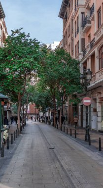 İspanya 'nın Zaragoza şehrinin tarihi merkezinde bir ara sokak.
