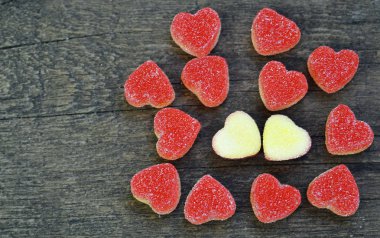 Ahşap zemin üzerine şeker kaplı kalp şekerler. Tatlı kırmızı ve beyaz şeker kalpler. Sevgililer kalp şekerler. Sevgililer günü.