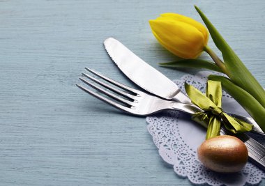 Paskalya sofra bahar Sarı Lale, yumurta ve kopya alanı bir mavi ahşap zemin üzerine.