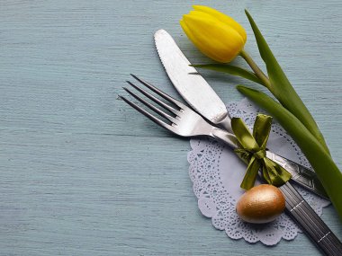 Paskalya sofra bahar Sarı Lale, yumurta ve kopya alanı bir mavi ahşap zemin üzerine.