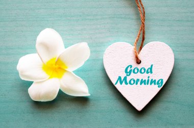İyi Morning.Decorative Beyaz ahşap kalp frangipani çiçek ve metin ile 