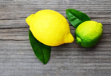 Olgun organik limon ve limon meyve eski ahşap masa üzerinde. Limon ve kireç. Diyet ya da Aromaterapi kavramı.