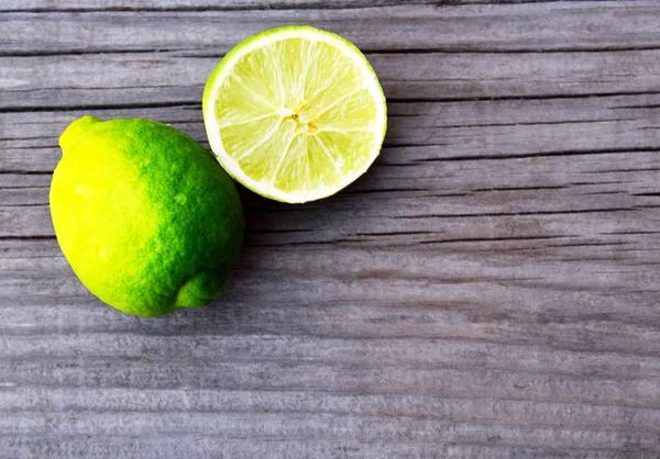 Eski ahşap masa üzerinde taze olgun organik limon. Limon meyve. Diyet, sağlıklı yiyecek ya da Aromaterapi kavramı. Kopya alanı, seçici odak.