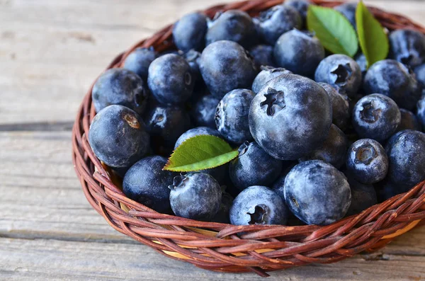 Mirtilos recém-colhidos em uma cesta no fundo de madeira.Blueberry.Bilberry . — Fotografia de Stock