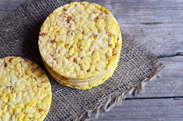 Rustik ahşap masa üzerinde tam tahıl crispbreads. Kahvaltılık crispbreads. Pirinç ve Mısır crispbreads.
