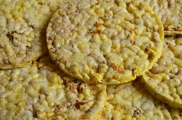 Tahıl crispbreads kadar makroyu arka plan olarak kapatın. Kahvaltılık tam tahıl crispbread yığını. Pirinç keki pirinç doku kabarık. Yuvarlak pirinç kek arka plan. Mısır kraker. Pirinç galettes.