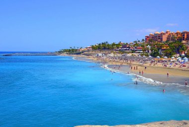 Tenerife, Kanarya Adaları, İspanya 'nın güneyindeki Playa del Duque plajı manzarası. Seyahat ya da tatil konsepti..