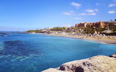 Tenerife, Kanarya Adaları, İspanya 'nın güneyindeki Playa del Duque plajı manzarası. Seyahat ya da tatil konsepti..
