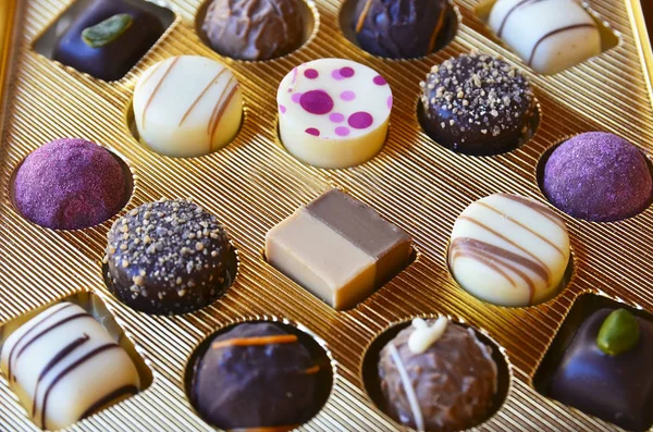 Schokoladenschachtel Auf Einem Hölzernen Hintergrund Valentinstag Oder Geburtstagsgeschenkkonzept Selektiver Fokus Stockfoto