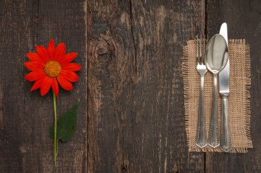 Gümüş bir masada boş bir etiket ile