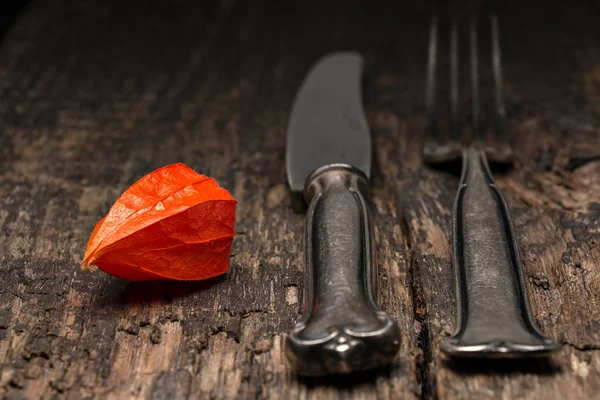 Besteck auf Holztisch mit Physalis (chinesischen Laternen) — Stockfoto