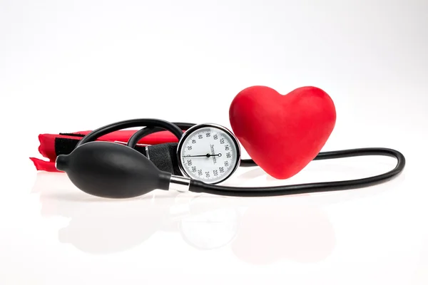 Czerwone serce ze stetoskopem — Zdjęcie stockowe
