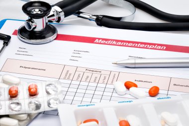 İlaç planı (Almanca), tabletler ve stetoskop ile