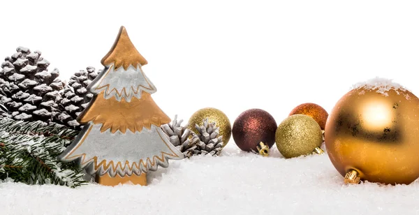 Weihnachtsbaum und Christbaumkugel im dekorativen Schnee — Stockfoto