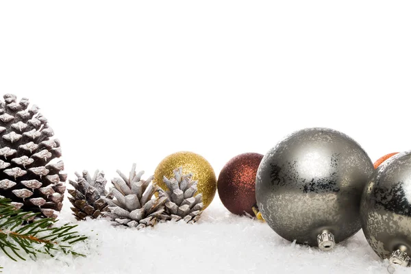 Cone de pinho e bola de árvore de Natal na neve decorativa — Fotografia de Stock