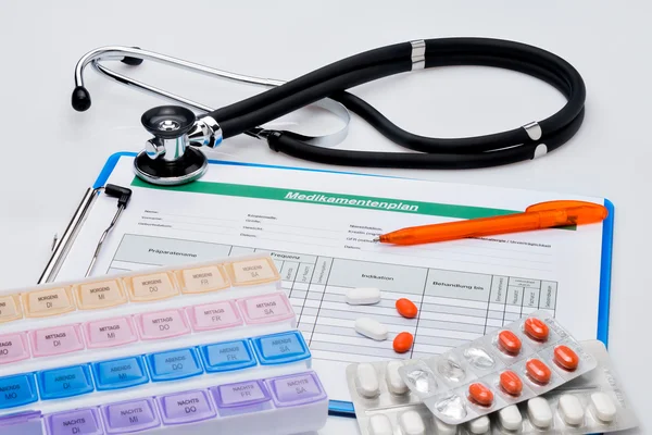 Medication plan (in German), with tablets and stethoscope — Stock Photo, Image
