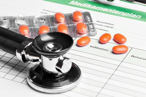 Medicinering plan (på tyska), med tabletter och stetoskop — Stockfoto