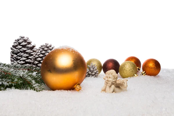Engel und Christbaumkugel im dekorativen Schnee — Stockfoto