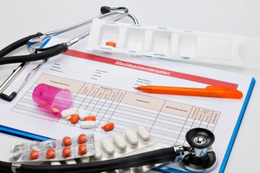 İlaç planı (Almanca), tabletler ve stetoskop ile