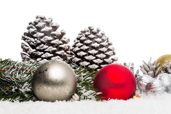 松果和装饰雪圣诞树球 — 图库照片
