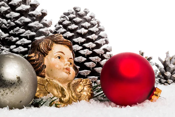 Dennenappel en kerstboom bal in decoratieve sneeuw — Stockfoto
