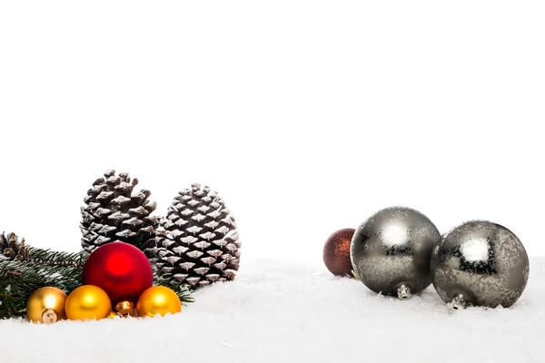 松果和装饰雪圣诞树球 — 图库照片