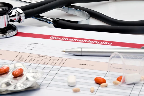 Medicinering plan med tabletter och stetoskop — Stockfoto