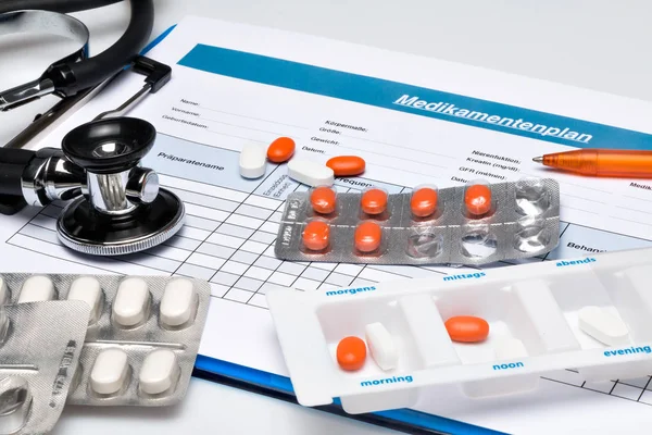 Plan de medicamentos con tabletas y estetoscopio —  Fotos de Stock
