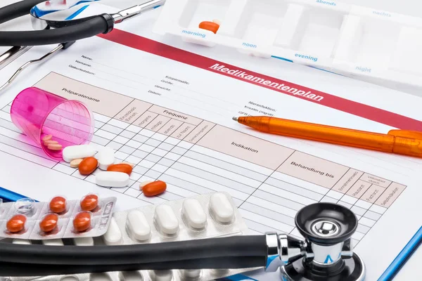 Medikationsplan mit Tabletten und Stethoskop — Stockfoto
