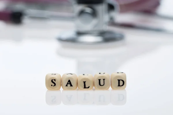 Salud İspanyolca yazılmış; Stethoskop — Stok fotoğraf