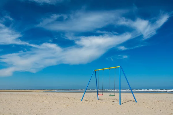 Schaukel, Strand, Meer; Raketenturm — Stockfoto