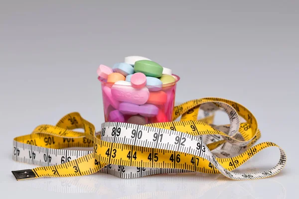 Tape measure and Pills — Stock Photo, Image