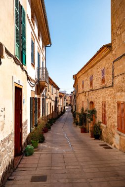 Tarihi eski Alcudia kasabası, cennet dar sokaklar, Mallorca İspanya