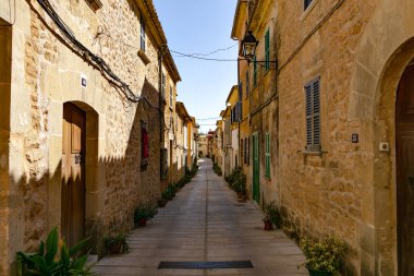 Tarihi eski Alcudia kasabası, cennet dar sokaklar, Mallorca İspanya