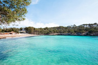 Playa de S 'Amarador banyo plajı, mavi turkuaz suyu olan plaj, Mallorca İspanya