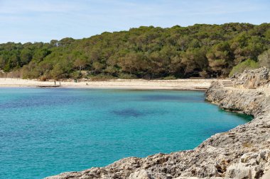 Playa de S 'Amarador banyo plajı, mavi turkuaz suyu olan plaj, Mallorca İspanya