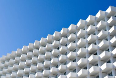 Şehirdeki eski bir konut binasının balkon cephesi