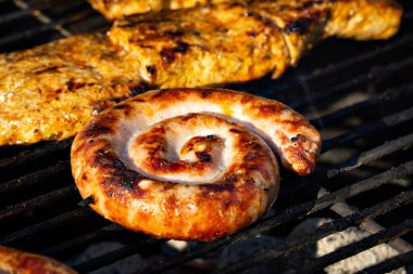 Mangalda ızgara sosis ve ızgara et.