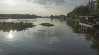 nehir kenarında kırsal akşam yansıma ışık kavramı