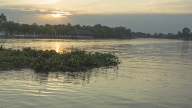 nehir kenarında kırsal akşam yansıma ışık kavramı