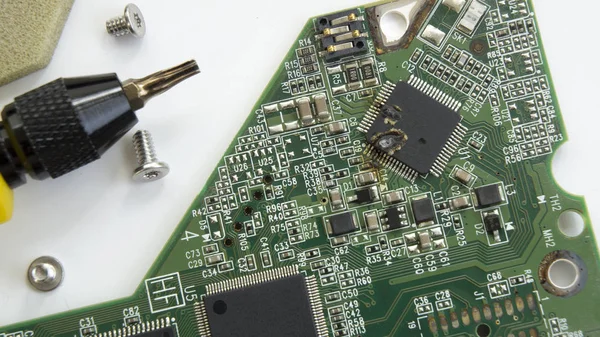 Kretskortet kondensator chip skruven föraren hårdvara koncept — Stockfoto