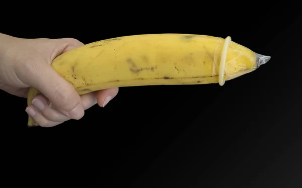 유 바나나 손을 잡고 콘돔 고무 개념 — 스톡 사진