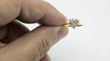 Pırlanta altın yüzük düğün meşgul elini tut 