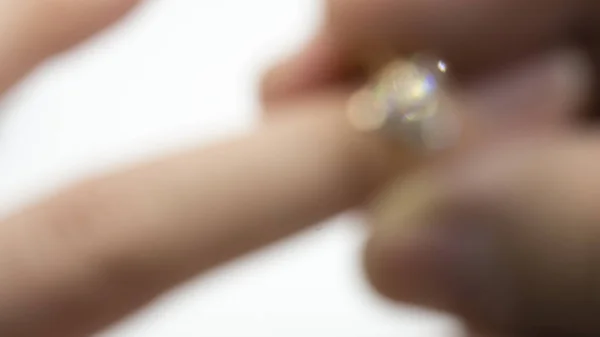 Anillo borroso boda comprometer la mano de oro de diamantes — Foto de Stock