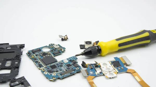 Réparer les dommages ic tournevis de carte de circuit ouvert — Photo